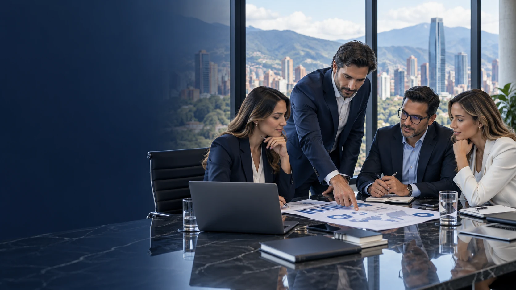 Consultores trabajando en una estrategia empresarial